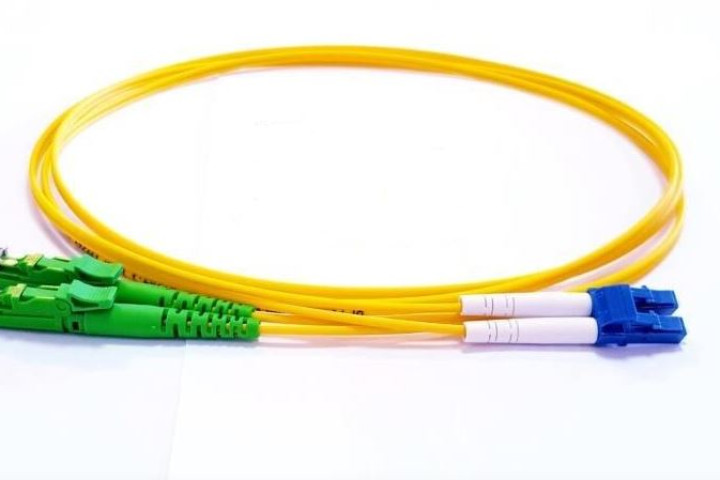E2000/APC-LC SM duplex optikai patch kábel, 2m